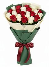 Букет Микс из красных и белых роз в Намцах