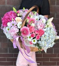 Цветочная композиция из Розы, Хризантемы, Пионы и Лизиантусы в корзине в Намцах