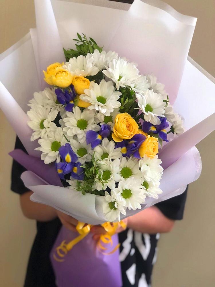 Букет цветов из: Ирисы, Хризантемы и Розы в Намцах