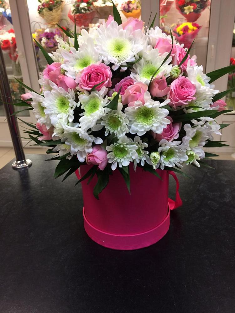 Цветочная композиция из Розы и Хризантемы в шляпной коробке в Намцах