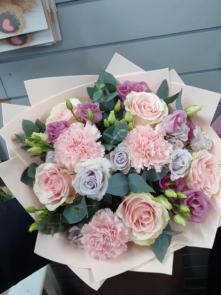 Букет цветов из: Розы, Гвоздики и Лизиантусы в Намцах